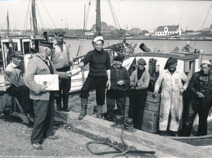 Gammelt fotografi af en gruppe fiskere taget i Thorsminde